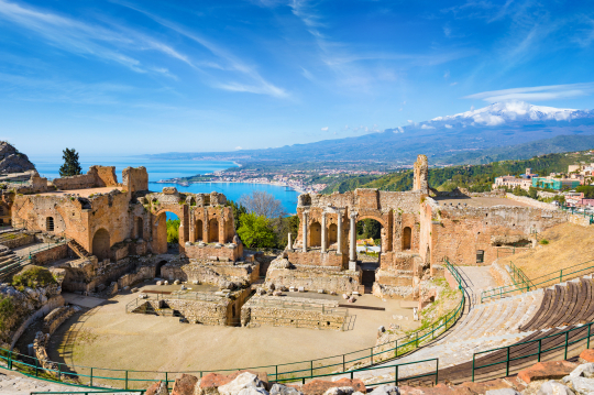 Blick &uuml;ber ein altes Theater auf Sizilien mit Blick auf den Vulkan &Auml;tna